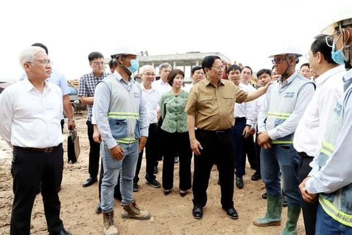 Thủ tướng Phạm Minh Chính thăm hỏi công nhân đang thi công Nhà máy 2 Công ty TNHH Paihong Việt Nam tại Khu Công nghiệp Bàu Bàng